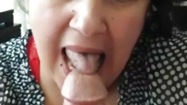 پورنو داغ بدون ثبت نام  یک زن در کرست در الاغ خود گیر عكس كس و كير می کند.