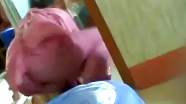 پورنو داغ بدون ثبت نام  مردی با موهای سرش روسی گایش کون متحرک را گرفتار می کند.