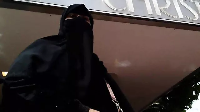 پورنو داغ بدون ثبت نام  آنیا کیرکوس متحرک که در شلوار مشکی لاغر ایستاده است.