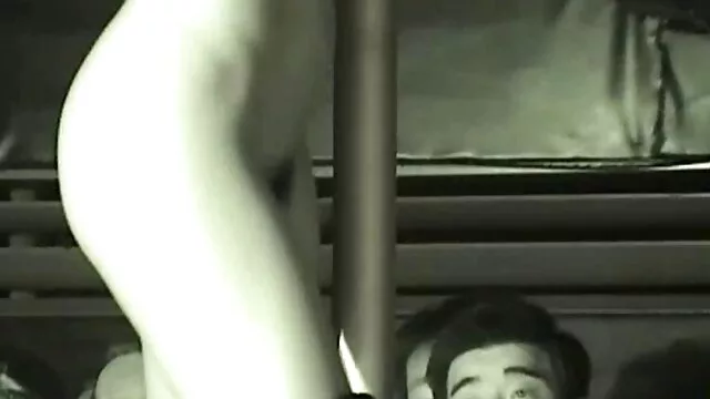 پورنو داغ بدون ثبت نام  یک زن اهل عكس سكسى كون کانادا با یک زوج رابطه جنسی گروهی برقرار می کند.
