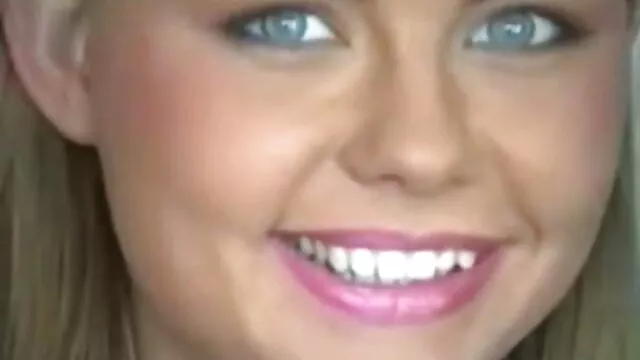پورنو داغ بدون ثبت نام  زن اراده خود را تحریک می کند. عكس كون وكوس
