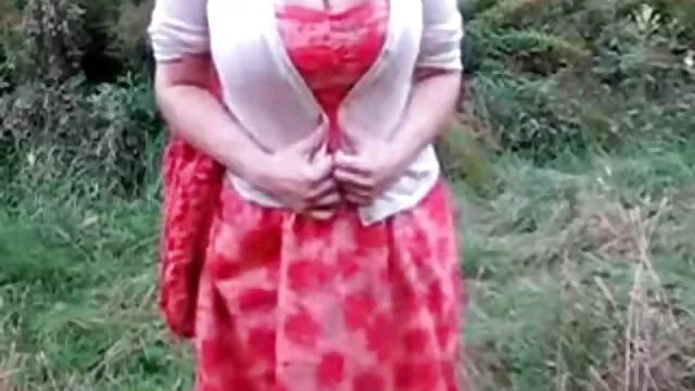 پورنو داغ بدون ثبت نام  دوش گالری کون و کوس گرفتن انگشتان زن و dildo در حمام.